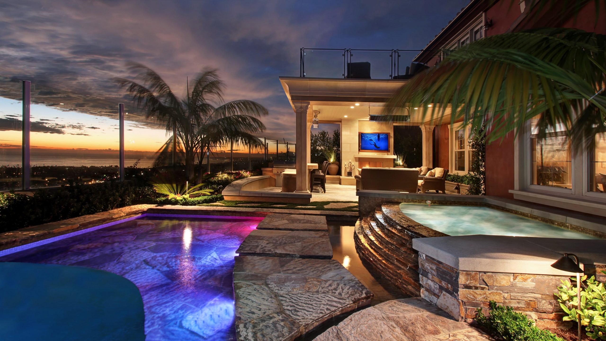 San-Clemente-resort-hotel-pool-lights-night-USA_3840x2160-min